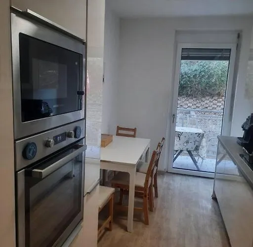 Quiet With Shared Kitchen Bathroom
