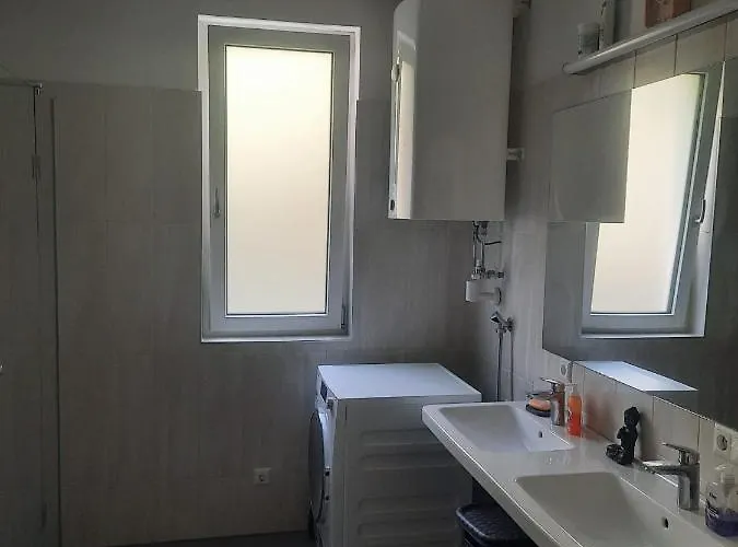Quiet With Shared Kitchen Bathroom Apartment *